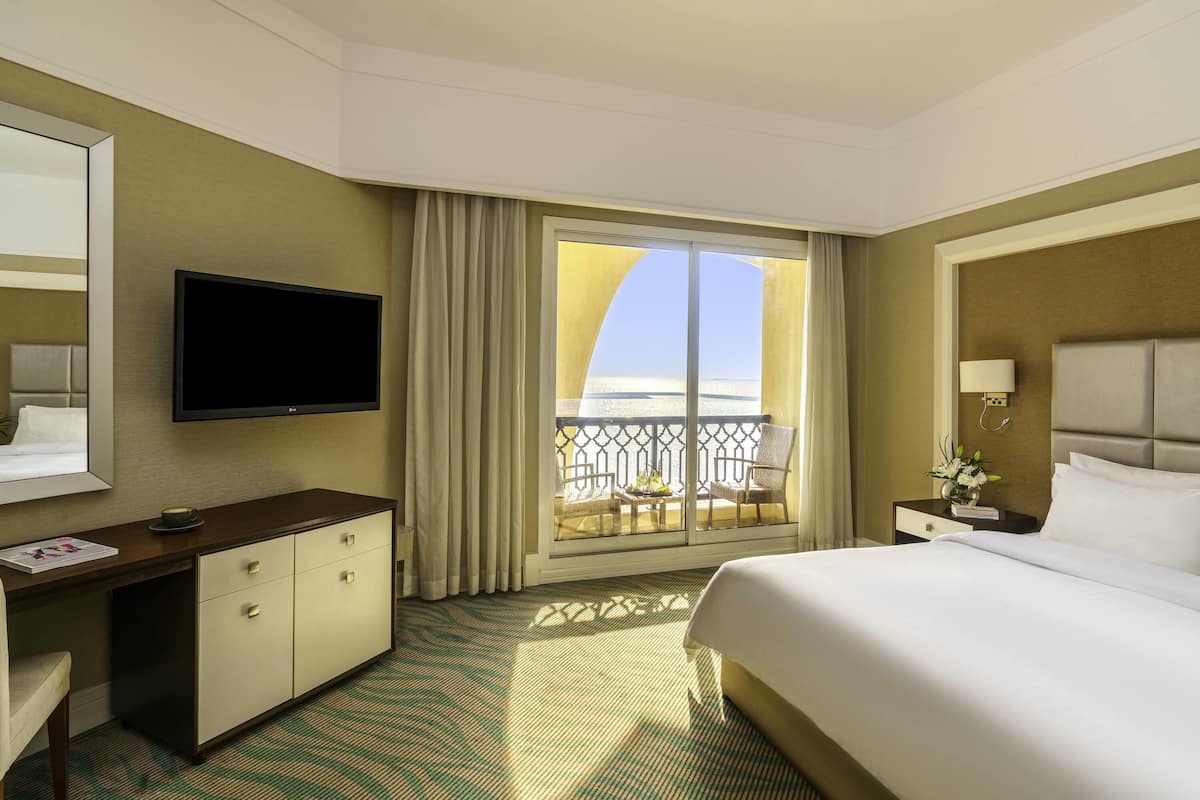 Deluxe Room, 1 King Bed, Sea View | Free minibar, in-room safe, desk, free WiFi