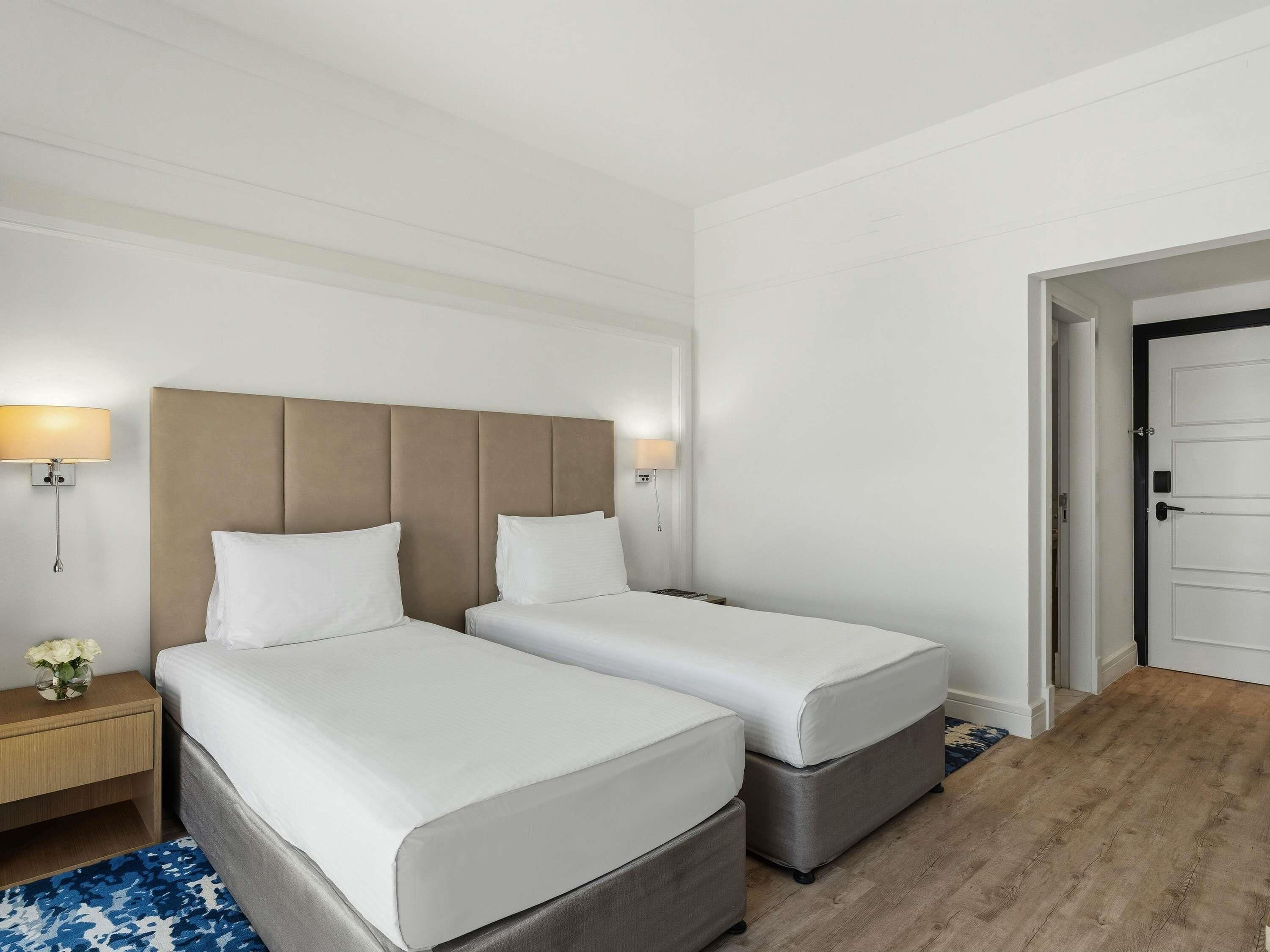 Deluxe Room, 2 Twin Beds, Sea View | Free minibar, in-room safe, desk, free WiFi