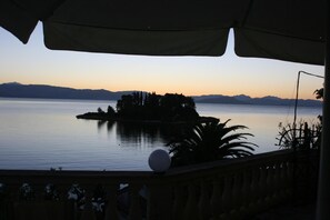 Platja privada a prop, gandules de platja i para-sols per a la platja 