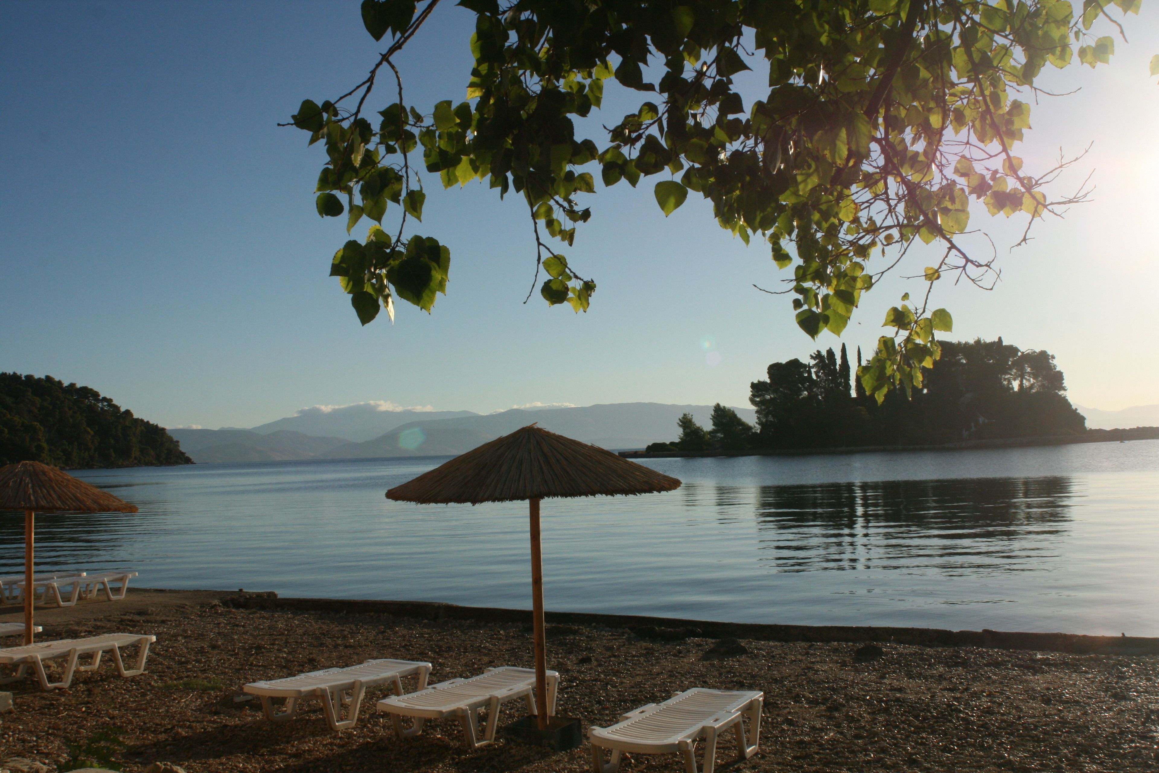 Playa privada en los alrededores, camastros y sombrillas 
