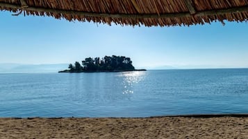 Praia particular nas proximidades, espreguiçadeiras, guarda-sóis