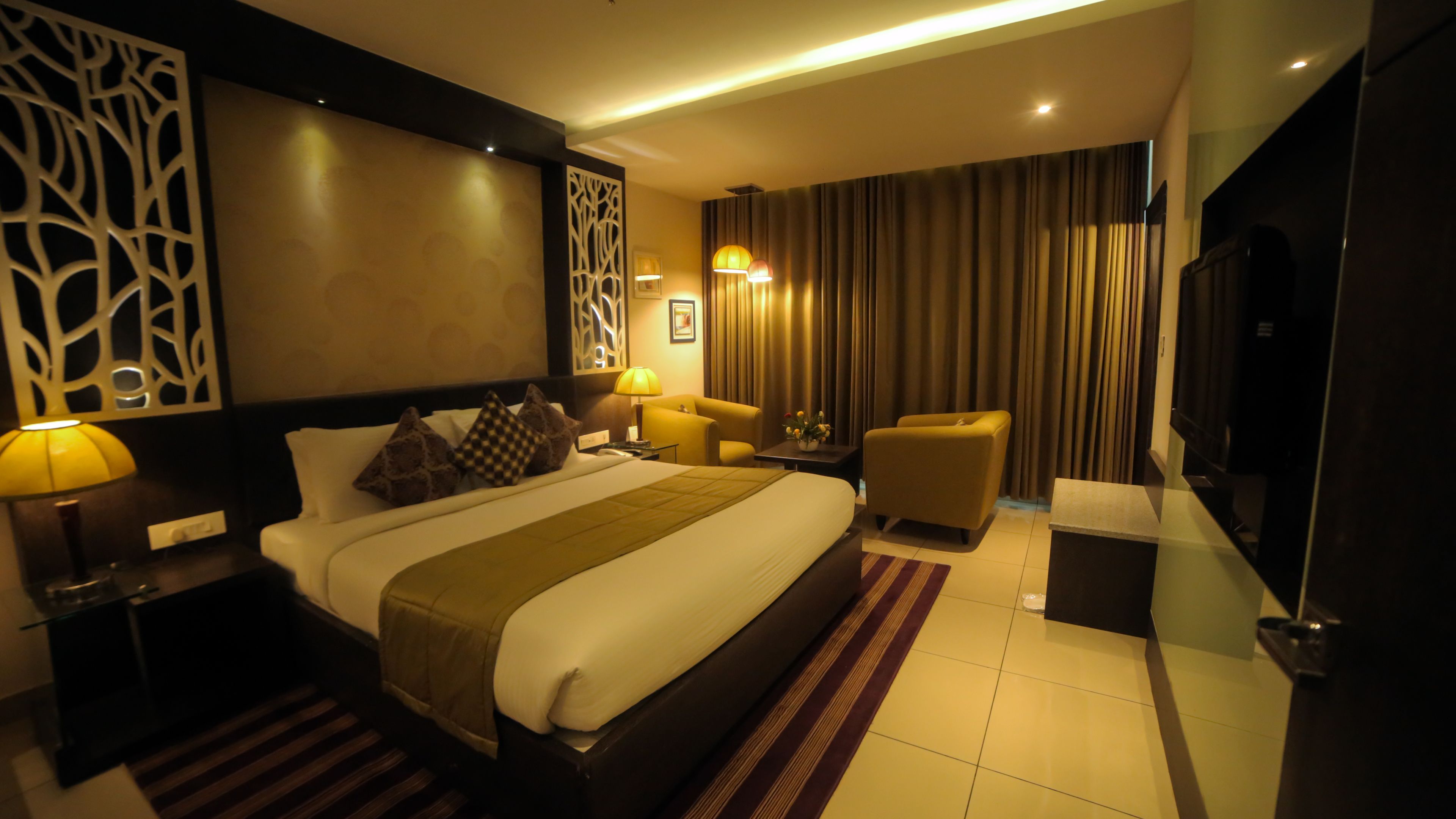 executive suite | select comfort beds, in-room safe, individually decorated