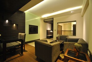 Deluxe Suite, 1 King Bed | Living area | 32-inch LCD TV with satellite channels, TV