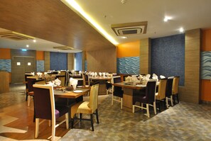 2 restaurants, international cuisine