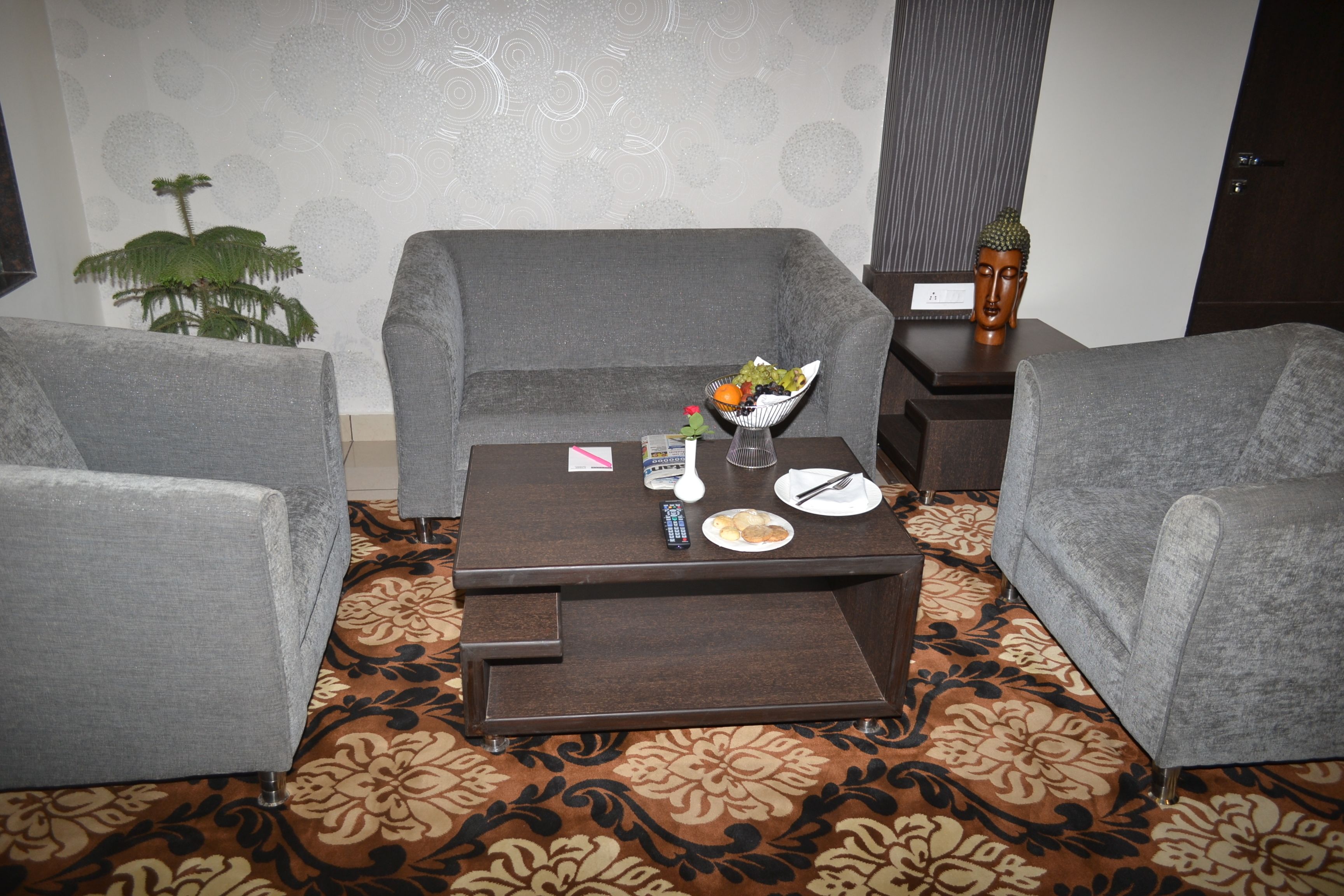 deluxe suite, 1 king bed | living area | 32-inch lcd tv with satellite channels, tv