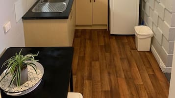 Studio (Apartment Ground Floor) | Privékeuken | Een magnetron, een koffiezetapparaat/waterkoker, een waterkoker