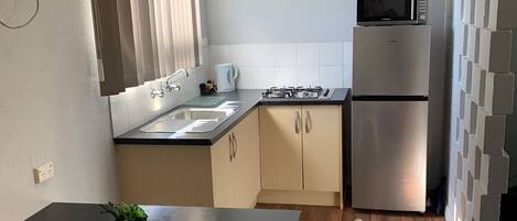 Microwave, mesin pembuat kopi/teh, dan ketel listrik