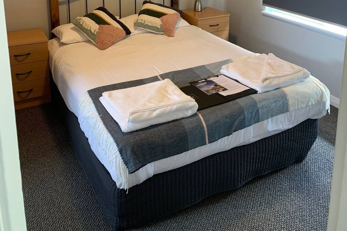 Iron/ironing board, WiFi (free), bed sheets