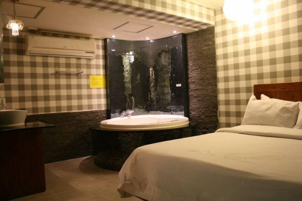 Premium bedding, minibar, individually furnished, desk