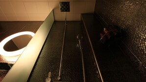 Un bagno dal design moderno, con servizi igienici, bidet e asciugatore di mani.