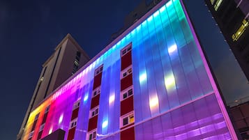 واجهة المنشأة - في المساء/الليل