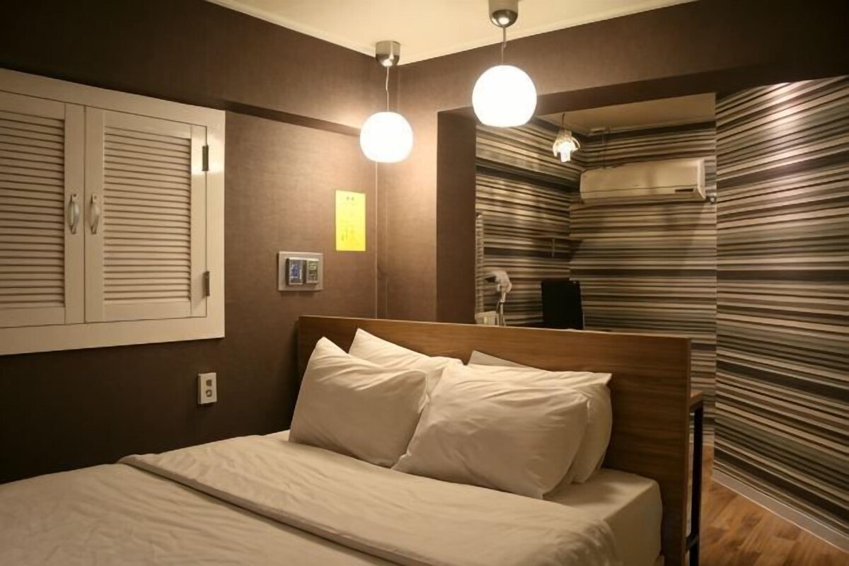 Ropa de cama de alta calidad, minibar, escritorio y cortinas blackout 