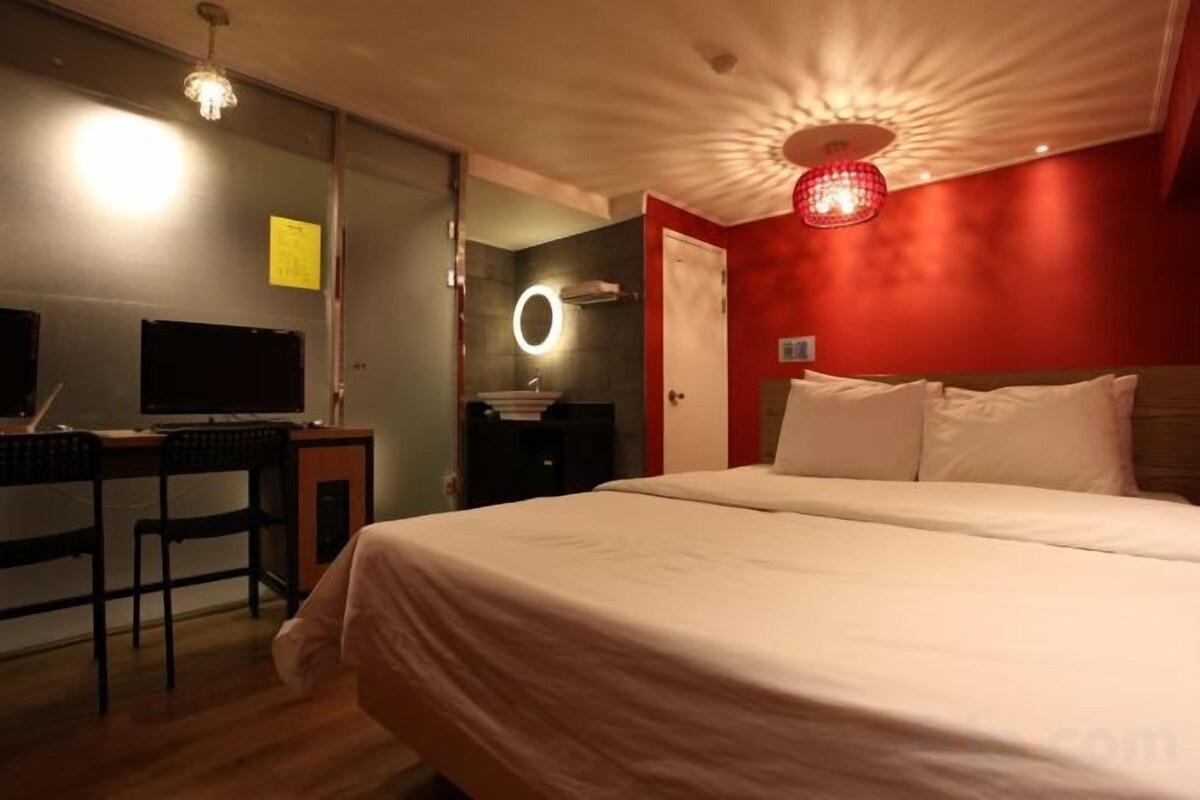 Ropa de cama de alta calidad, minibar, escritorio y cortinas blackout 