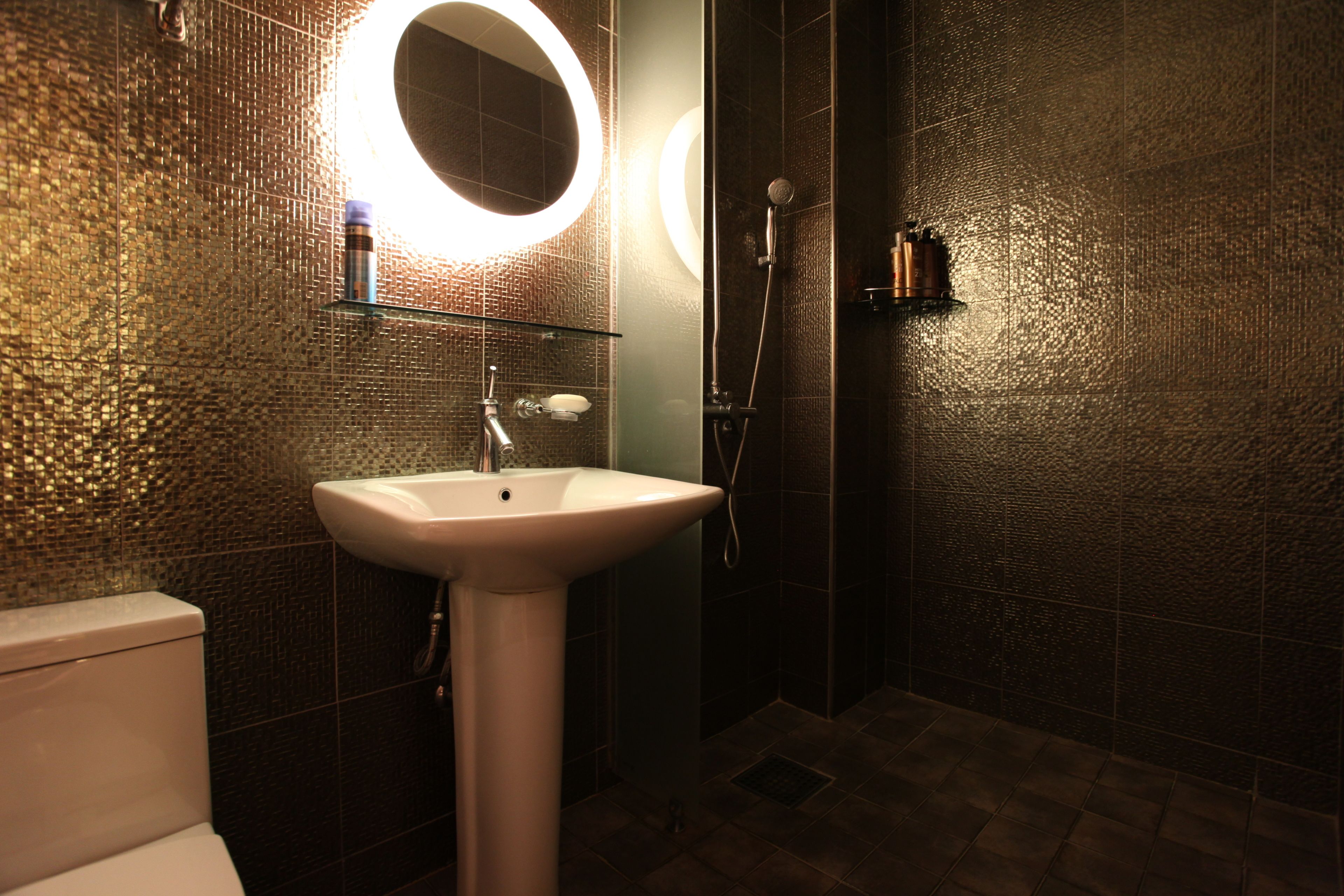 Deluxe Double Room | Bathroom | Rainfall showerhead, free toiletries, hair dryer, bathrobes