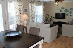 Una televisión de pantalla plana, un reproductor de DVD