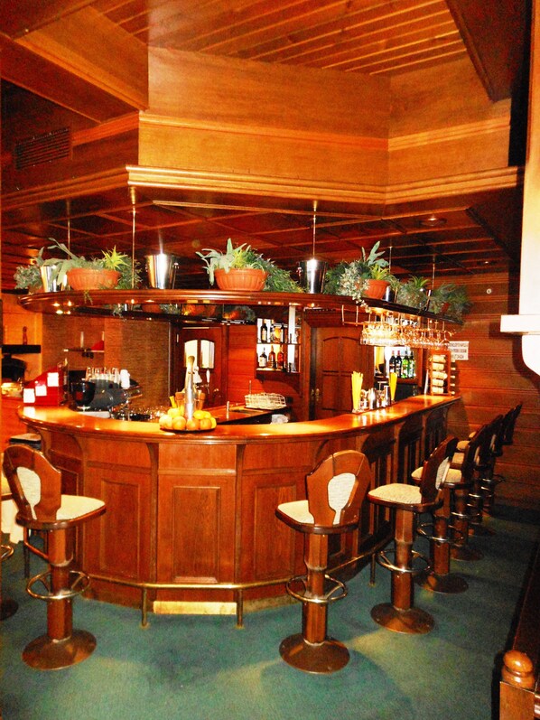 2 bars/lounges