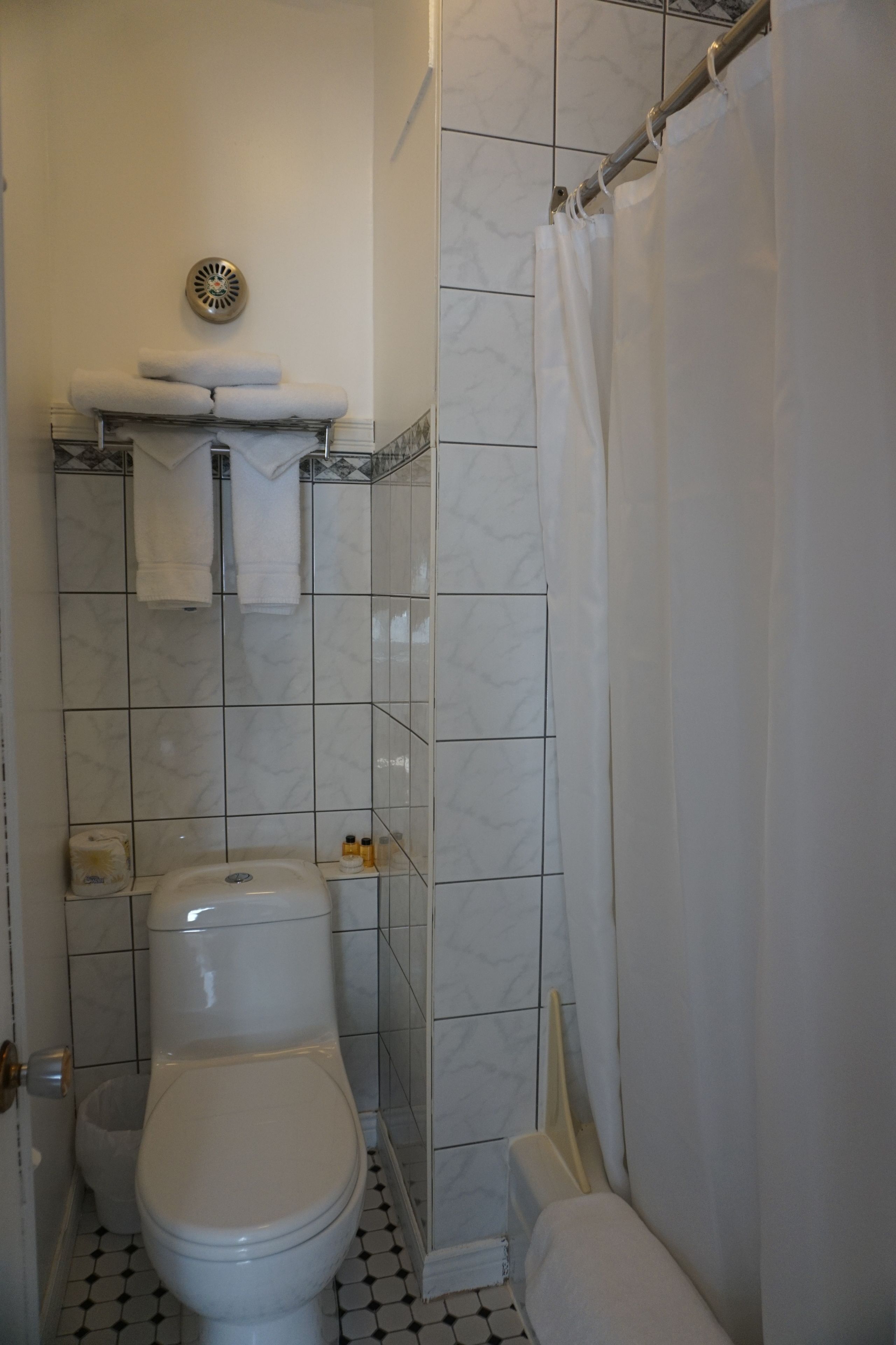 standard room, 1 queen bed | bathroom | hair dryer, towels, soap, shampoo