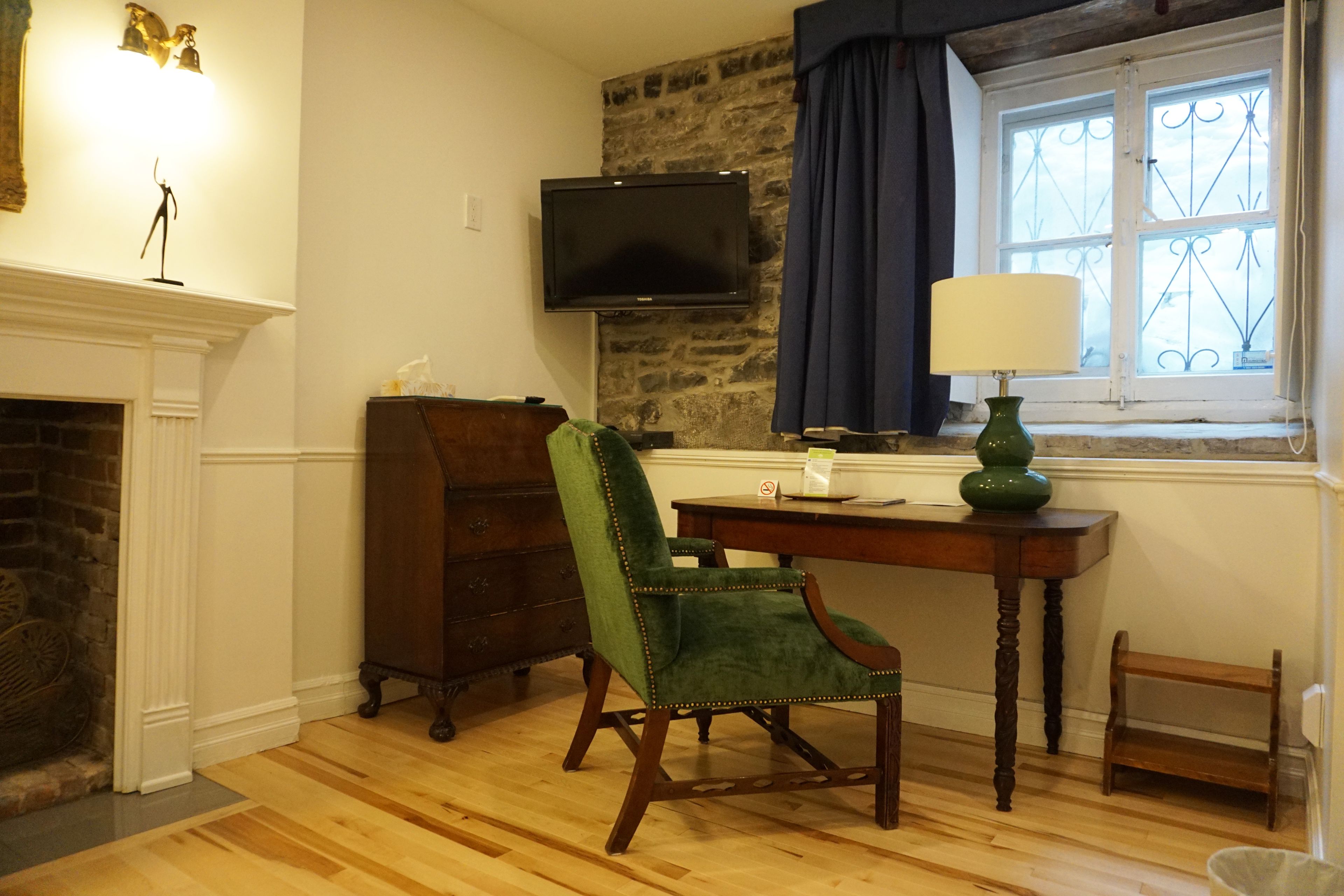 chambre semi sous-sol  1 grand lit | premium bedding, individually decorated, individually furnished, desk