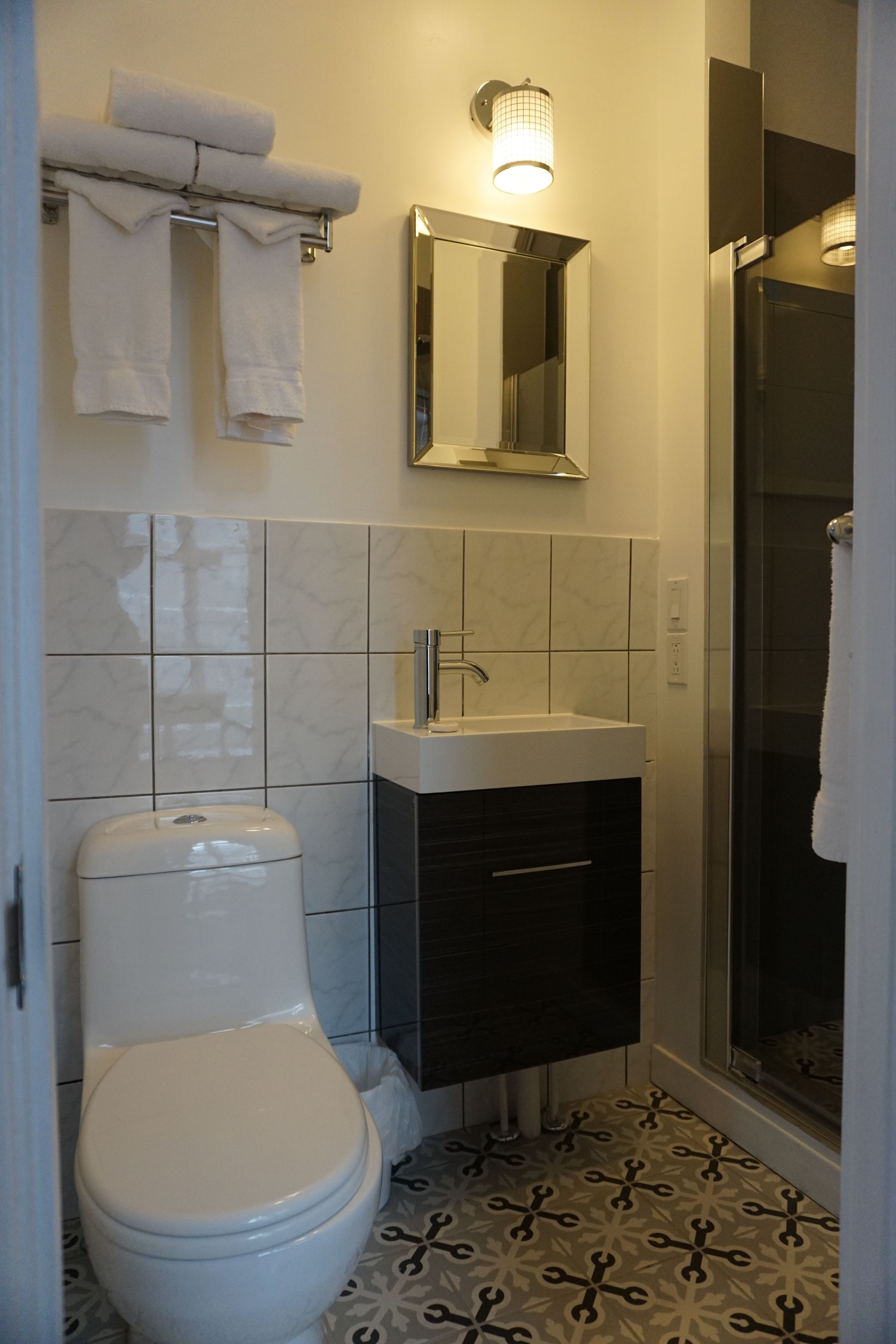 standard room, 1 queen bed | bathroom | hair dryer, towels, soap, shampoo