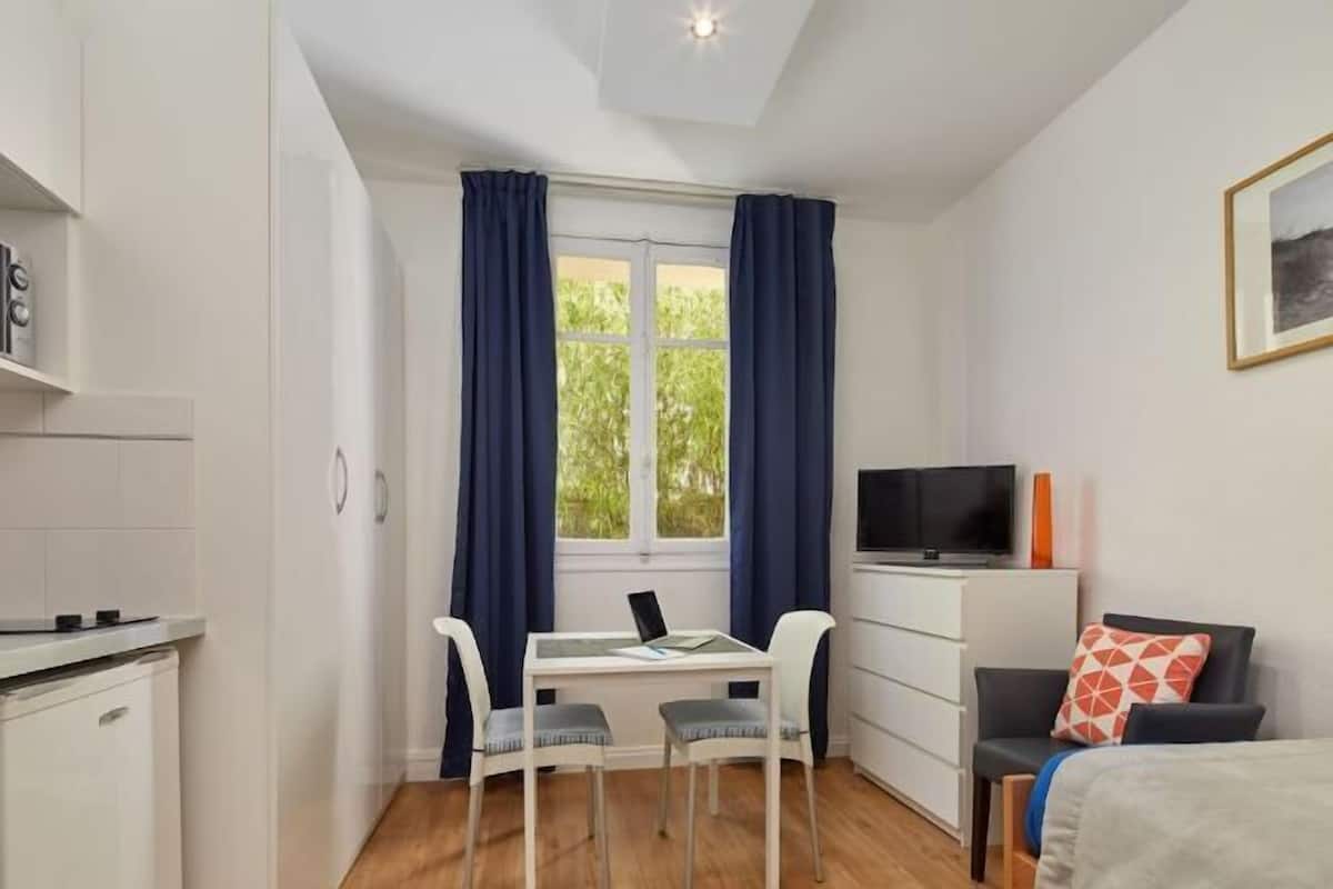 Tabla de planchar con plancha, wifi gratis, ropa de cama