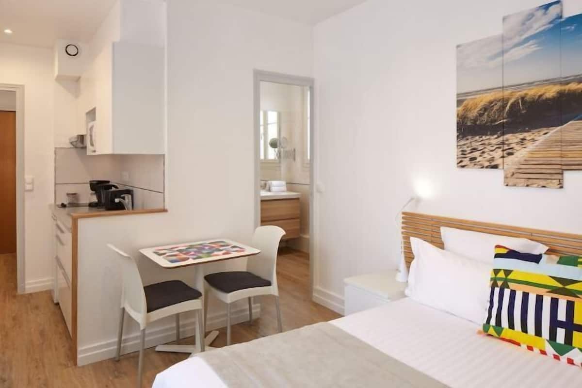 Tabla de planchar con plancha, wifi gratis, ropa de cama