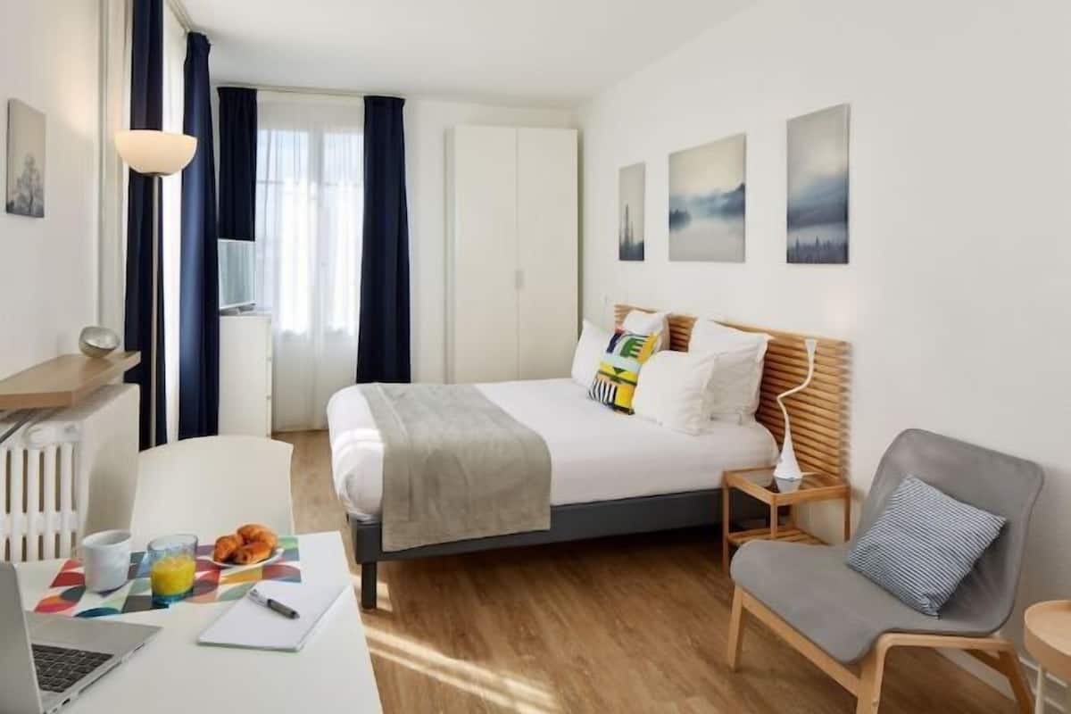 Tabla de planchar con plancha, wifi gratis, ropa de cama