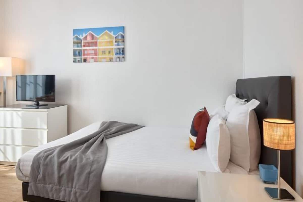 Tabla de planchar con plancha, wifi gratis, ropa de cama