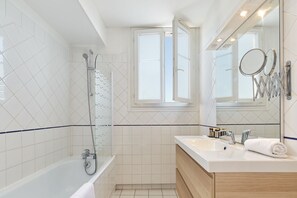 Baignoire, articles de toilette gratuits, sèche-cheveux