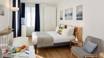 Iron/ironing board, free WiFi, bed sheets