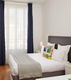 Estúdio superior, 1 cama de casal (B ) | Ferros/tábuas de passar roupa, Wi-Fi de cortesia, roupa de cama