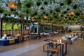 5 restaurants servant le petit déjeuner, le déjeuner et le dîner