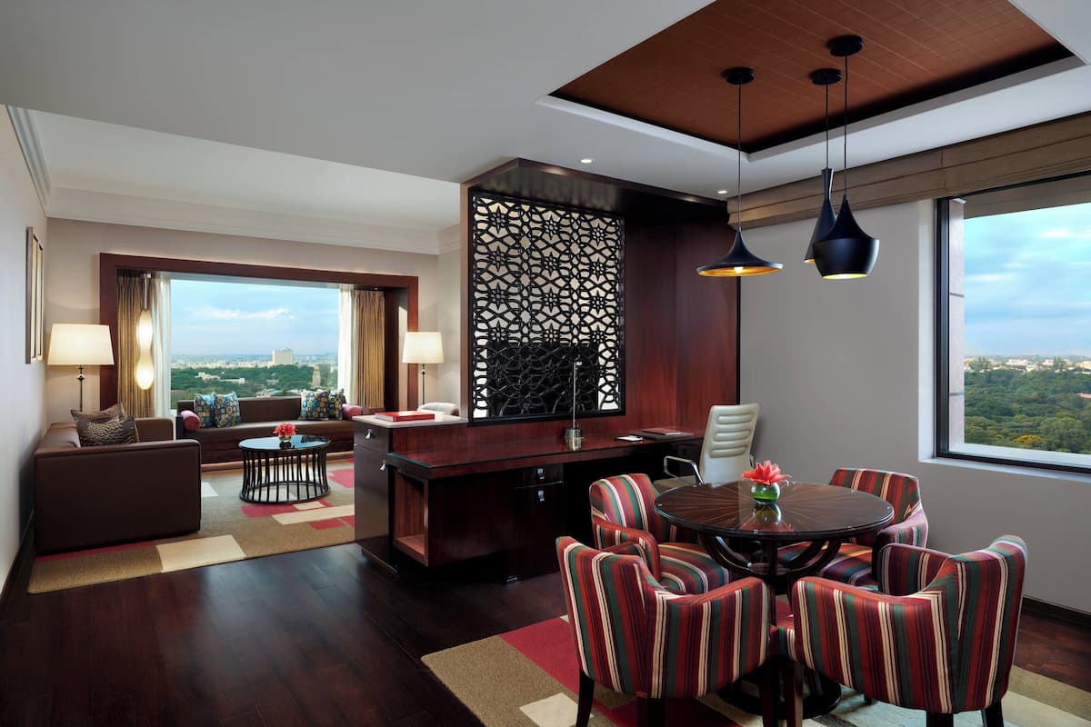 Suite, 1 King Bed | Living area