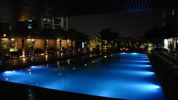 Udendørs pool, åben fra kl. 08.00 til kl. 19.00, parasoller, liggestole