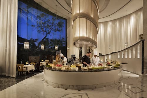 5 restaurants; breakfast, lunch, dinner, and brunch served