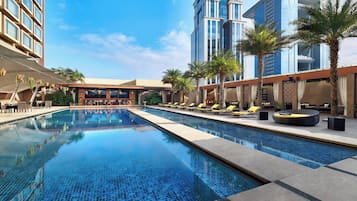 Piscine extérieure, parasols de plage, chaises longues