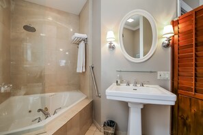 Garden Suite | Jetted bathtub