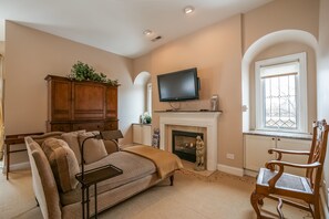 Jimmy Stewart Suite | Individually decorated, iron/ironing board, free WiFi