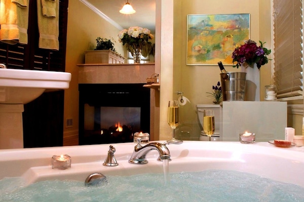 The Garden Suite | Jetted tub
