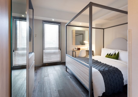 Cubrecamas y caja de seguridad en la habitación