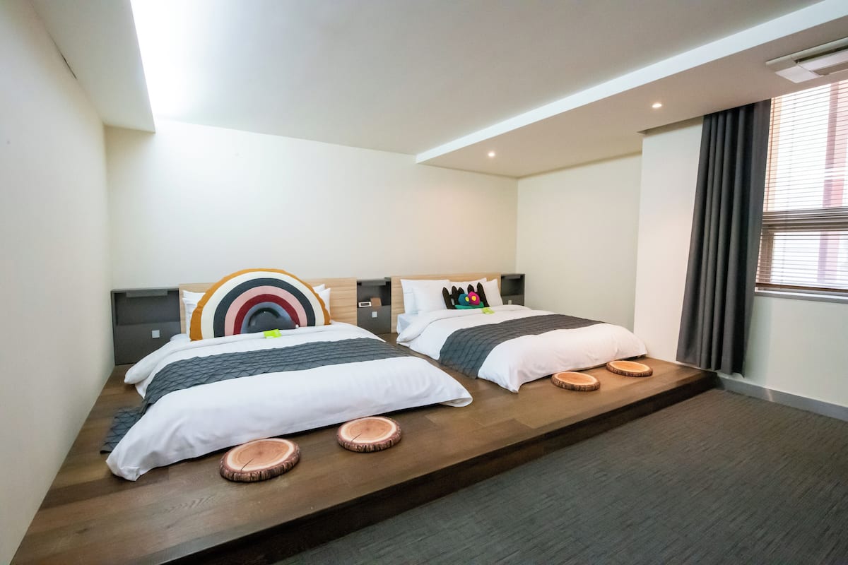 Suite familiare (Must be accompanied by a child) | Copriletto in piuma, una cassaforte in camera, con stile personalizzato