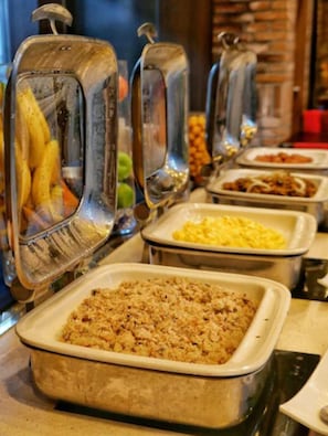 Daily buffet breakfast (KRW 17000 per person)
