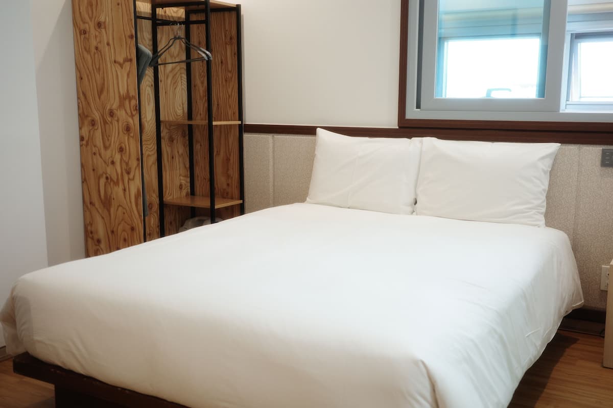 Down duvets, in-room safe, desk, blackout curtains