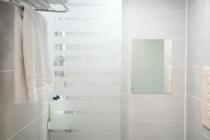 Secadora de cabello, batas, bidet, toallas