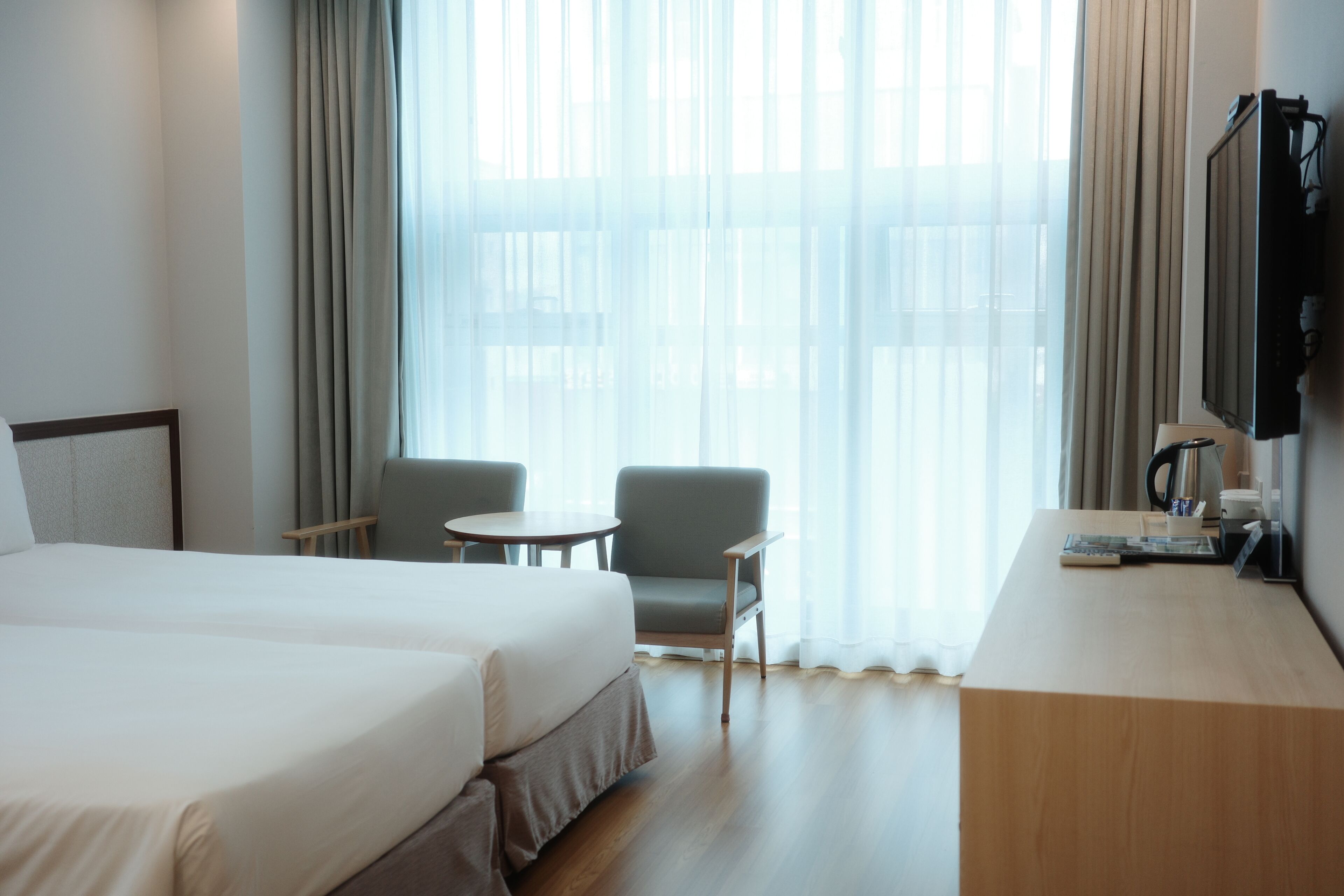 deluxe twin room | down duvets, in-room safe, desk, blackout curtains