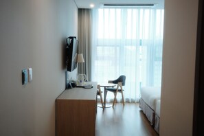 Chambre familiale avec lits jumeaux | Couette en duvet, coffre-fort, bureau, rideaux d’obscurcissement