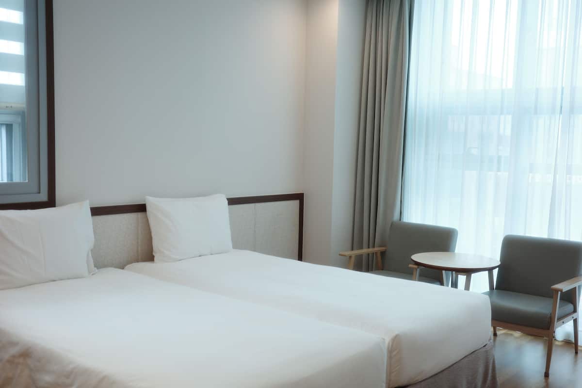 Down duvets, in-room safe, desk, blackout curtains