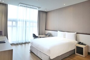 Deluxe Double Room | Down comforters, in-room safe, desk, blackout drapes