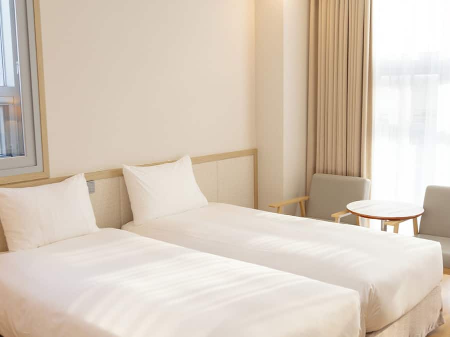 Deluxe Twin Room | Down duvets, in-room safe, desk, blackout curtains