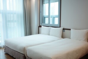 Chambre familiale avec lits jumeaux | Couette en duvet, coffre-fort, bureau, rideaux d’obscurcissement