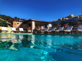 Una piscina al aire libre (de 09:00 a 22:00), sombrillas, tumbonas